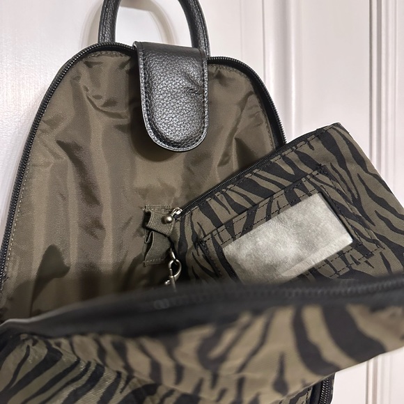 Baggallini small animal print NWOT tags backpack. - Picture 5 of 11